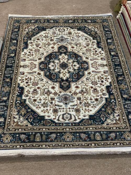 Traditional Persian or Oriental Style Rug medallion design